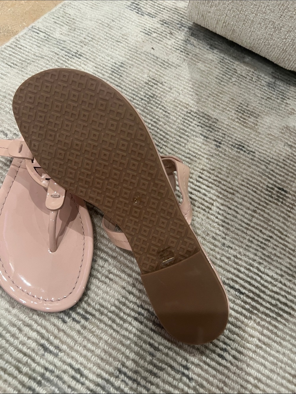 Tory Burch Patent Thong Sandals in Soft Pink Sea Shell NEW NEVER WORN - Picture 2 of 3